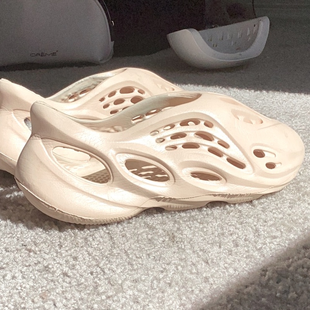 these are Yeezy slide size 7 women